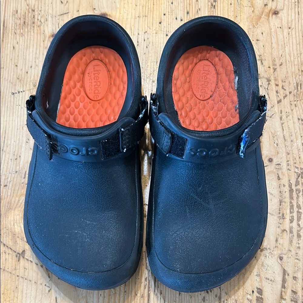 CROCS Black Shoes with Adjustable Strap Men 6 Women 8